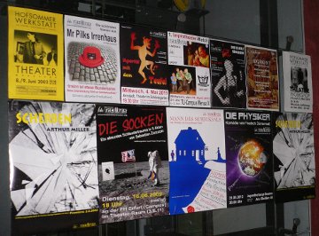 Wand mit Plakaten früherer Aufführungen